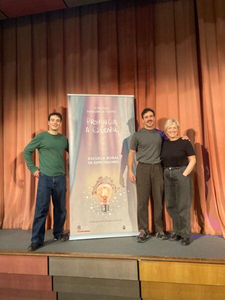 Tres actores posando en el escenario tras la obra 'El licenciado Vidriera'.