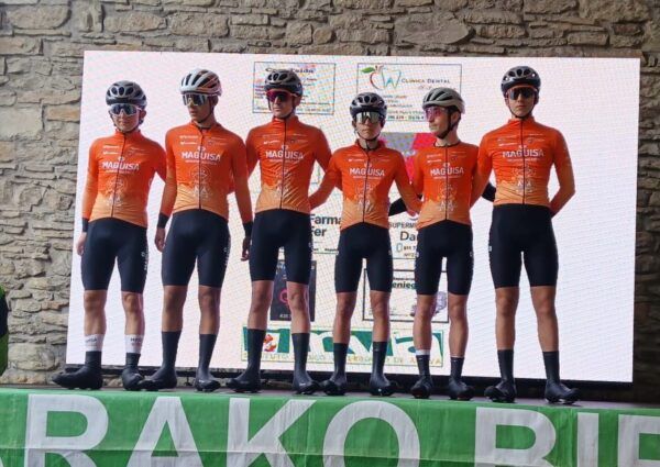Equipo cadete Maguisa Guijuelo en la Aiarako Bira posando juntos