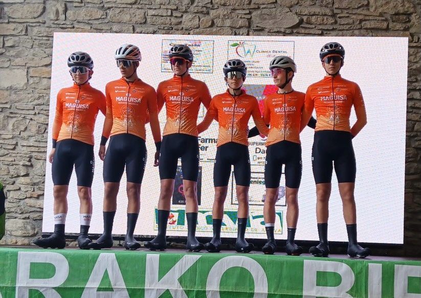 Equipo cadete Maguisa Guijuelo en la Aiarako Bira posando juntos