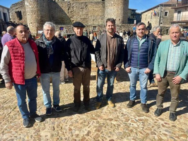 Grupo de personas en la matanza tradicional de Miranda del Castañar