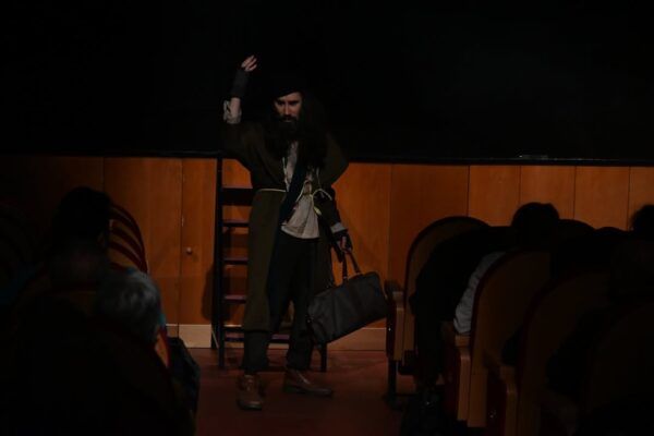 Actor en escena durante la Muestra de Monólogos Cinematográficos en Ciudad Rodrigo