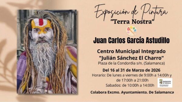 Retrato de un hombre con barba y pintura facial en una exposición de arte.