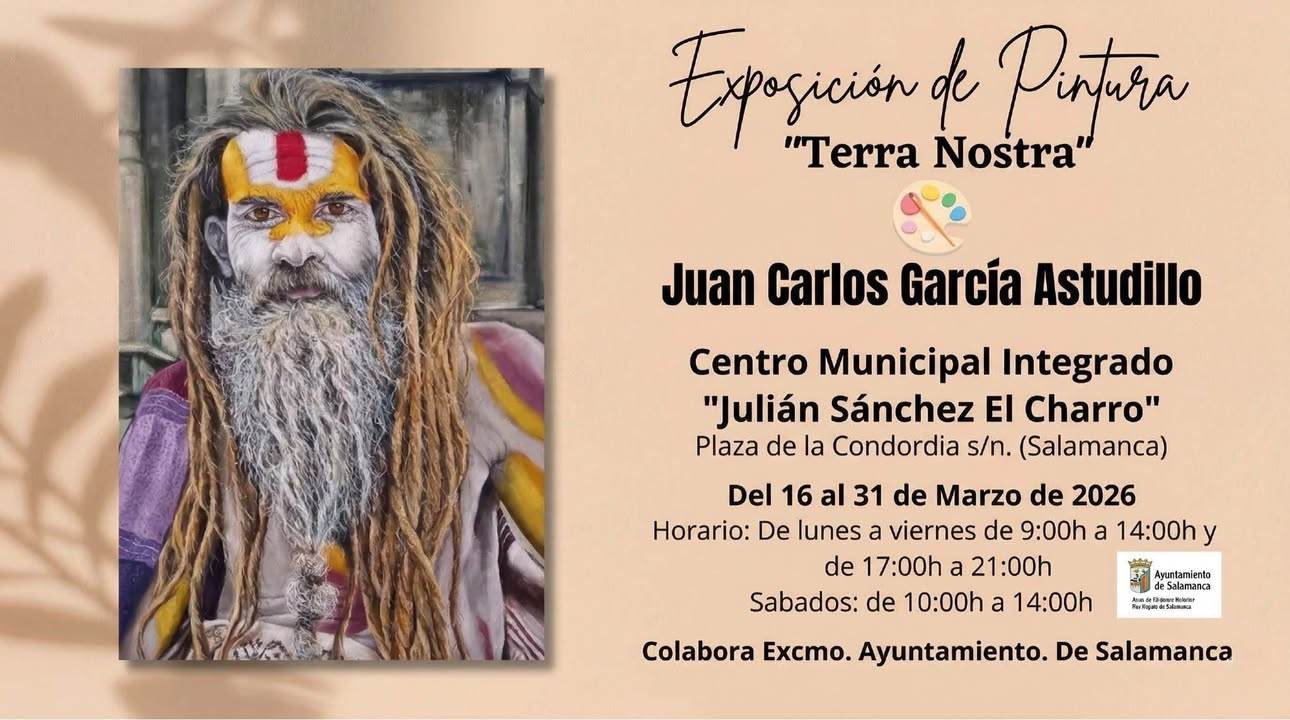 Retrato de un hombre con barba y pintura facial en una exposición de arte.