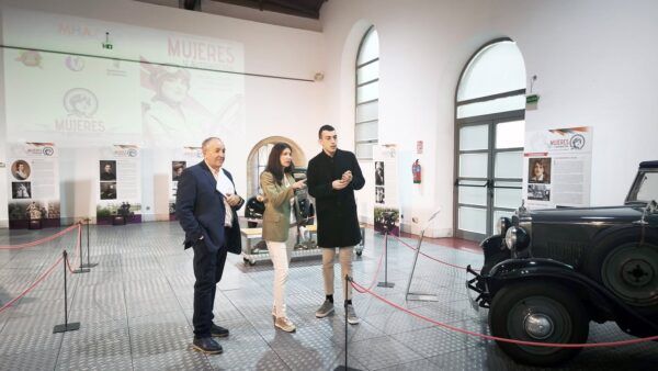 Visitantes observando la exposición sobre mujeres en la automoción en Salamanca