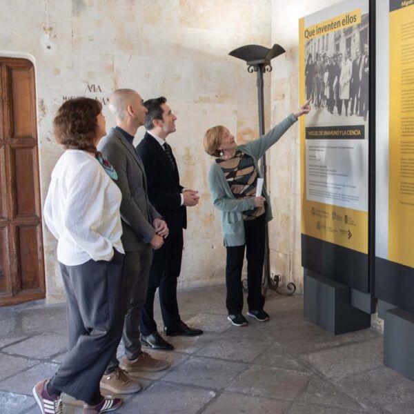 Personas observando la exposición sobre Unamuno y la ciencia en la USAL