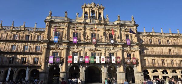 Fachada de la Plaza Mayor decorada durante la Semana Santa