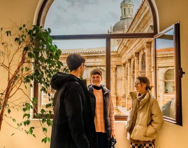 Estudiantes conversando en la Facultad de Traducción y Documentación