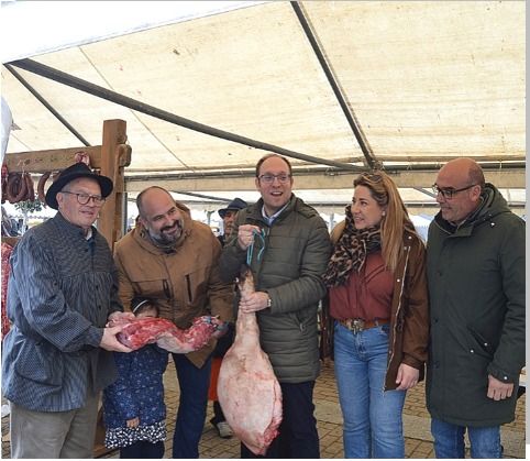 Personas en la Feria de Botijeros sosteniendo productos locales