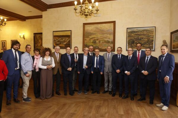 Fernando Carabias y otros asistentes en la entrega de distinciones en Salamanca
