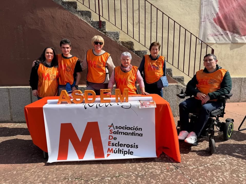 Grupo de personas en evento benéfico para Esclerosis Múltiple en Guijuelo