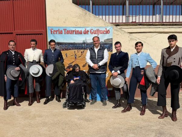 Grupo de matadores y organizadores en el festival taurino de Guijuelo