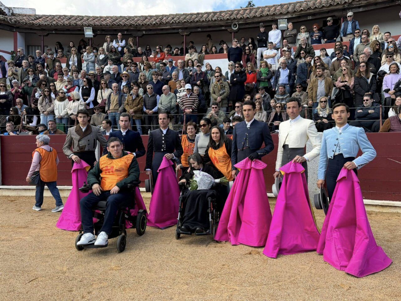 Participantes en festival taurino solidario en Guijuelo con público asistente