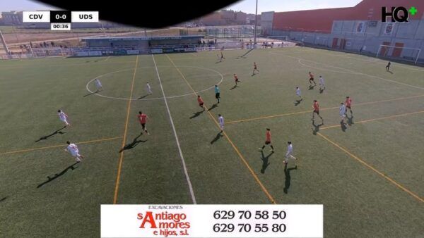 Partido de fútbol en el Club Deportivo Villares de la Reina con jugadores en acción.