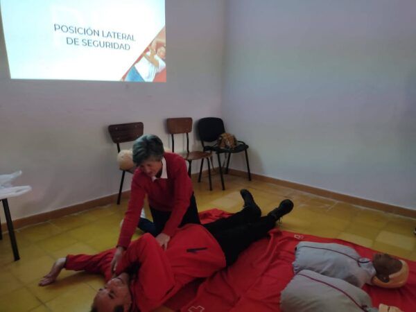 Participantes aprendiendo primeros auxilios en Valdefuentes de Sangusín