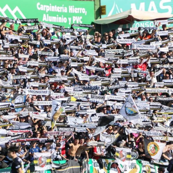 Aficionados del Unionistas de Salamanca animando en el estadio con bufandas
