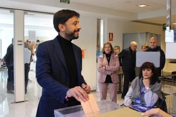 Fran Díaz Muñoz votando en un centro electoral en Peñaranda
