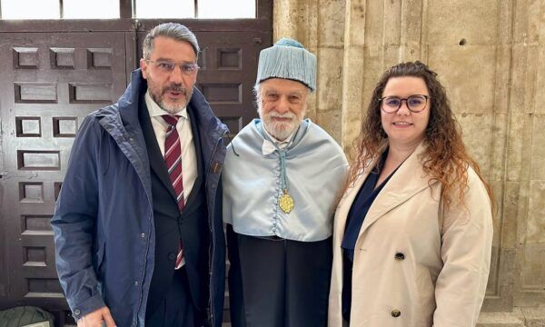 Francesco Tonucci junto a dos personas en un acto en Salamanca