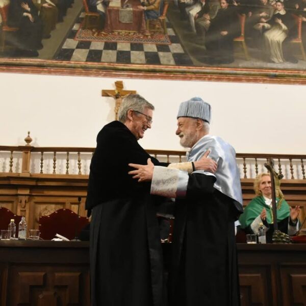 Francisco Tonucci recibiendo el título de doctor honoris causa en Salamanca