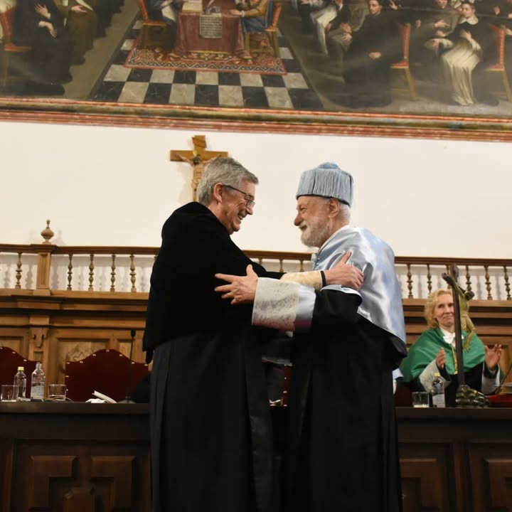 Francisco Tonucci recibiendo el título de doctor honoris causa en Salamanca
