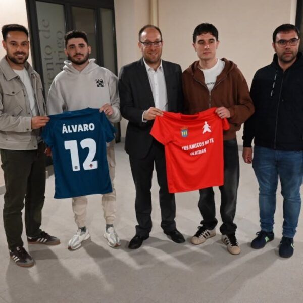 Grupo de personas sosteniendo camisetas en homenaje a Álvaro Pérez Ortega