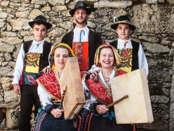 Grupo de músicos con trajes tradicionales de Castilla y León