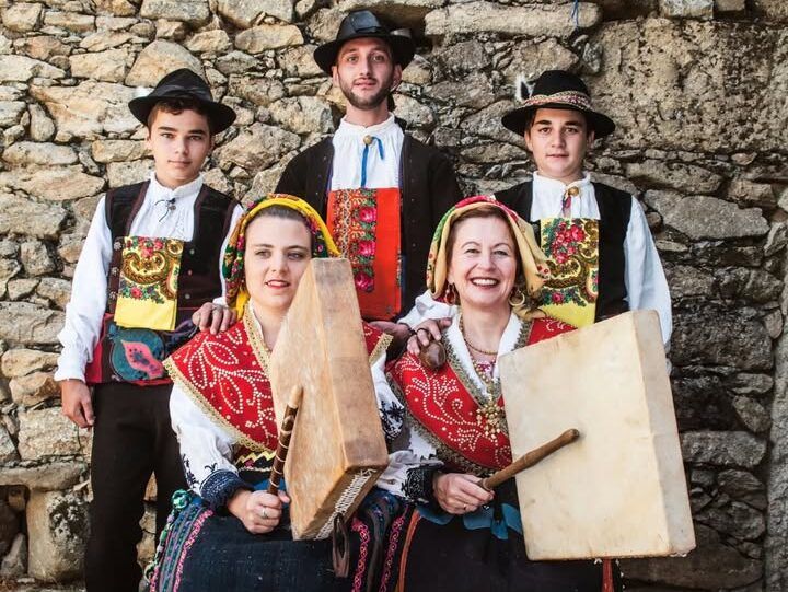Grupo de músicos con trajes tradicionales de Castilla y León