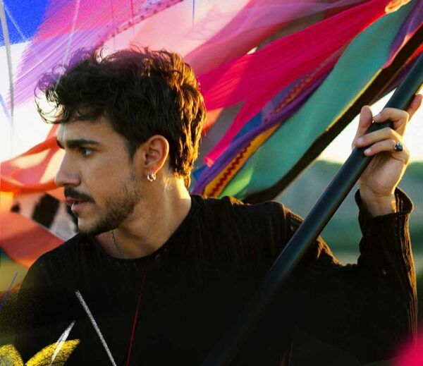 Gonzalo Hermida durante un concierto con banderas de colores