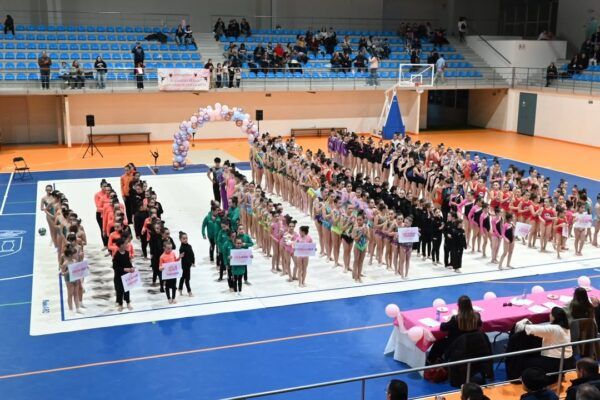Jóvenes atletas en una jornada de gimnasia rítmica en Ciudad Rodrigo.