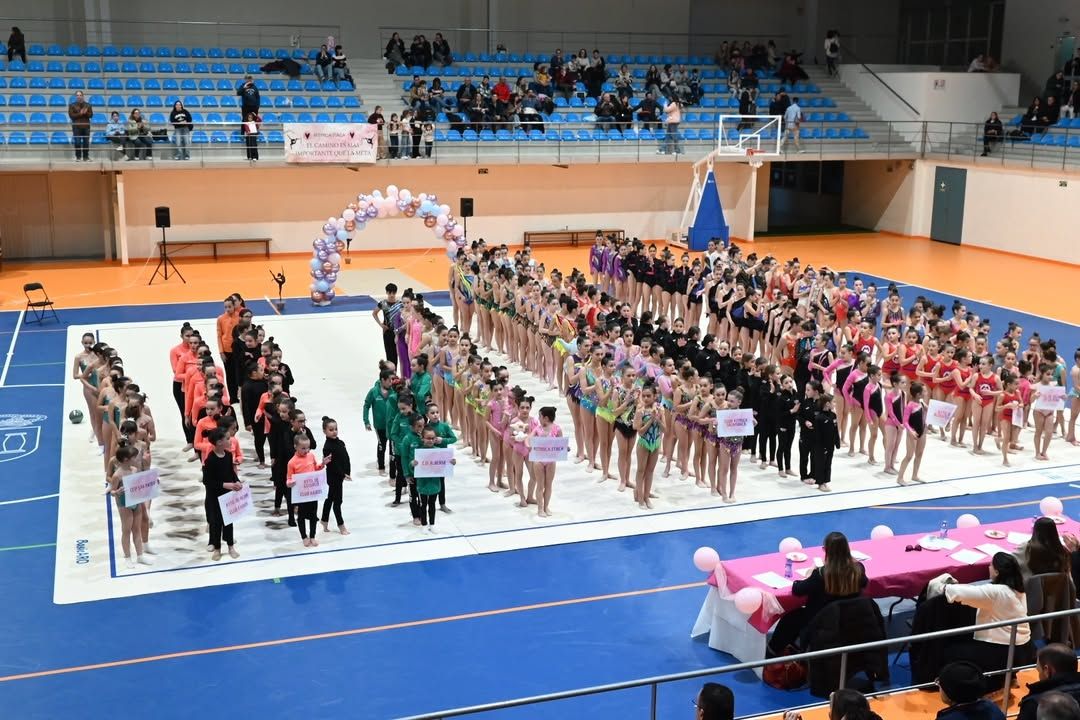 Jóvenes atletas en una jornada de gimnasia rítmica en Ciudad Rodrigo.