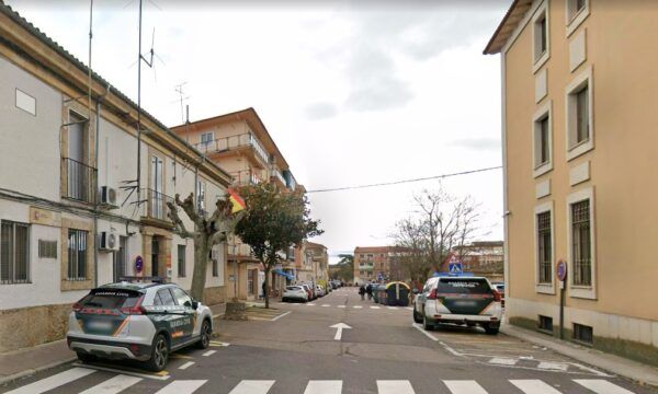 Vehículos de la Guardia Civil en una calle de Ciudad Rodrigo