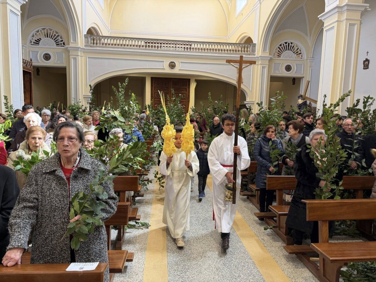 Multitud en la Iglesia de la Asunción durante el Domingo de Ramos