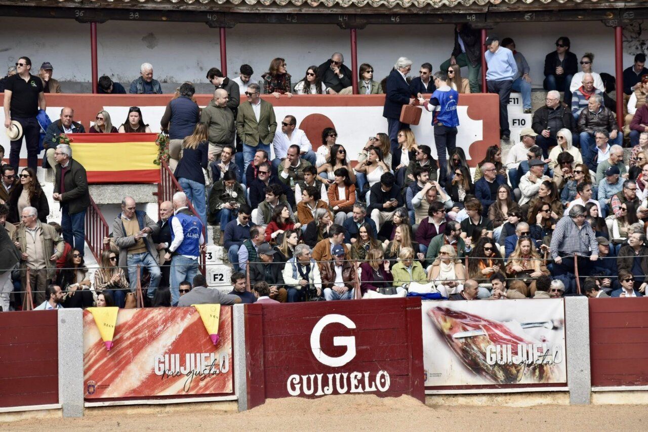 Multitud de personas en un festival taurino en Guijuelo