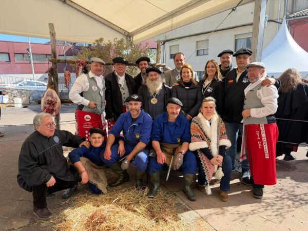 Grupo de personas en la celebración de la Matanza Típica en Guijuelo