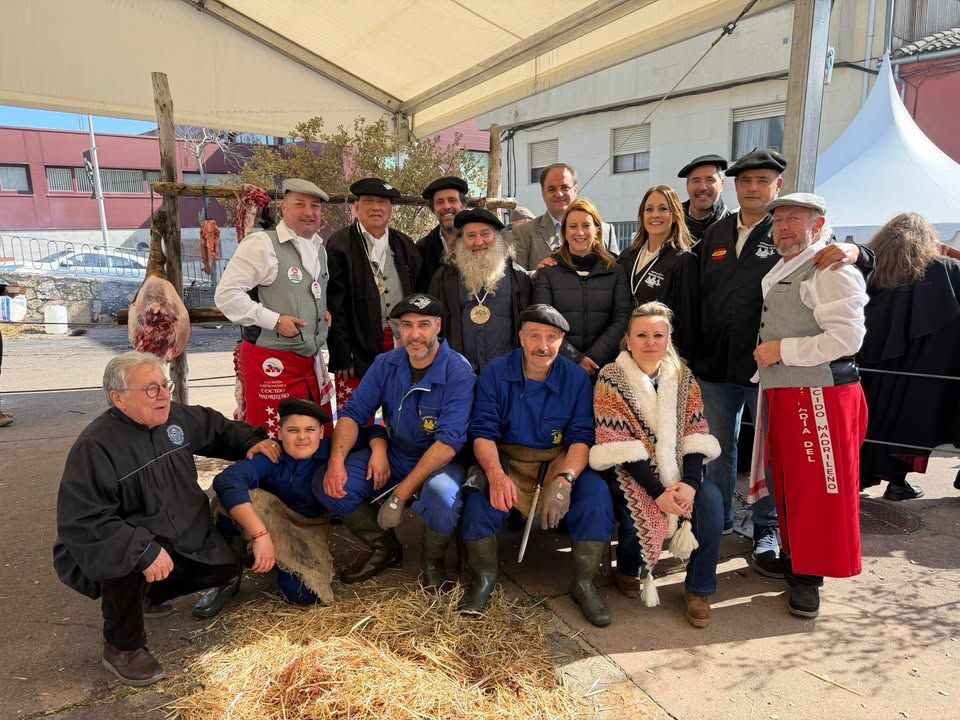 Grupo de personas en la celebración de la Matanza Típica en Guijuelo