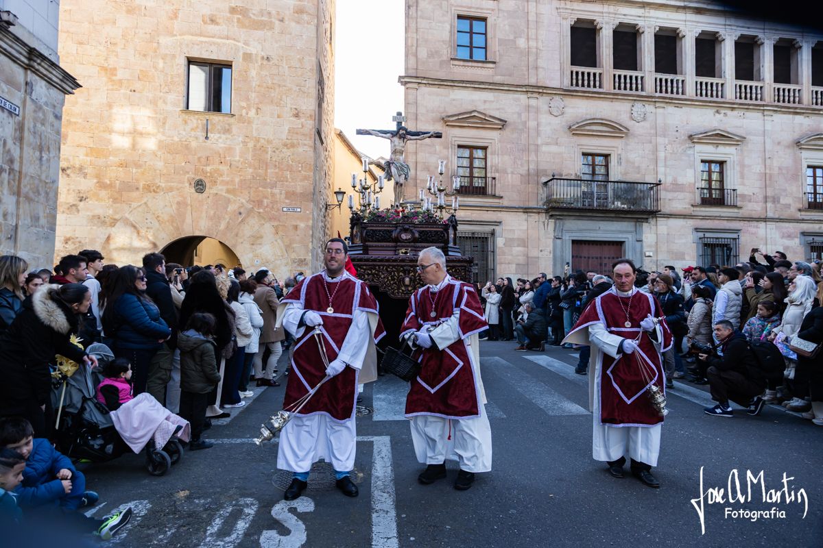 Miembros de la Hermandad de la Agonía y Perdón en una procesión en Salamanca.