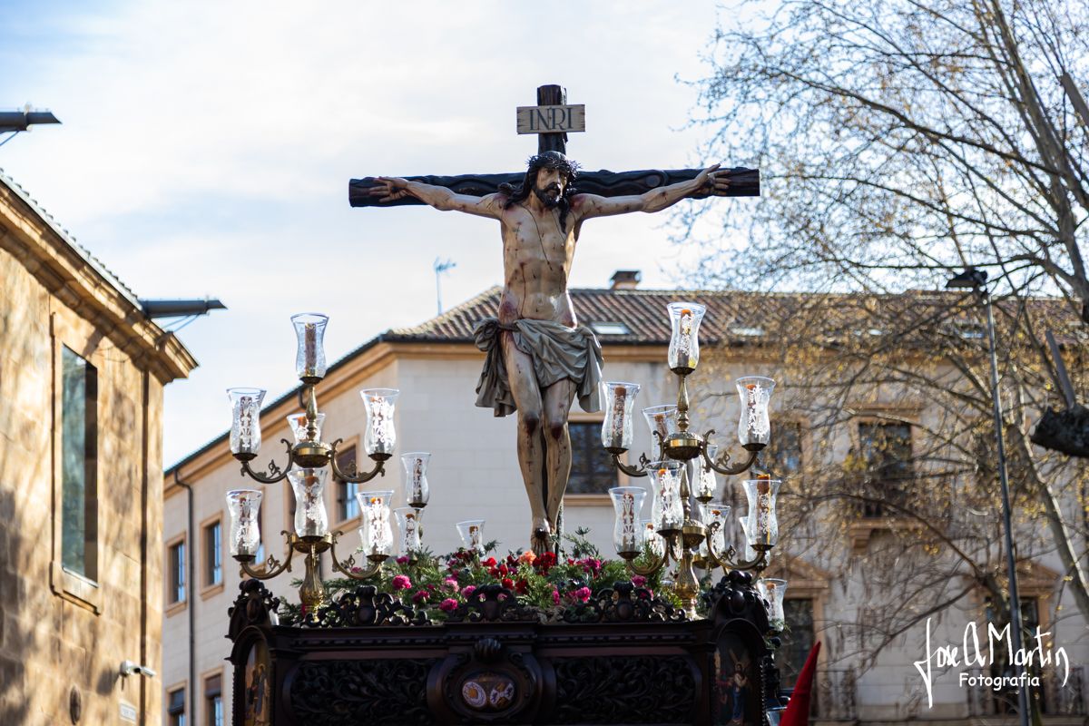Cristo crucificado en un paso procesional de la Hermandad de la Agonía y Perdón