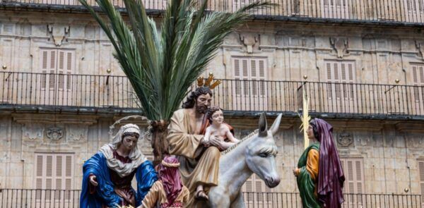 Procesión de la Hermandad Jesús Amigo en Salamanca con figuras religiosas.