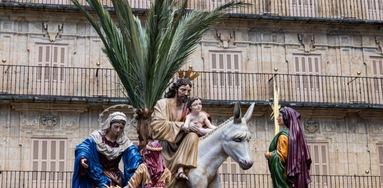 Procesión de la Hermandad Jesús Amigo en Salamanca con figuras religiosas.