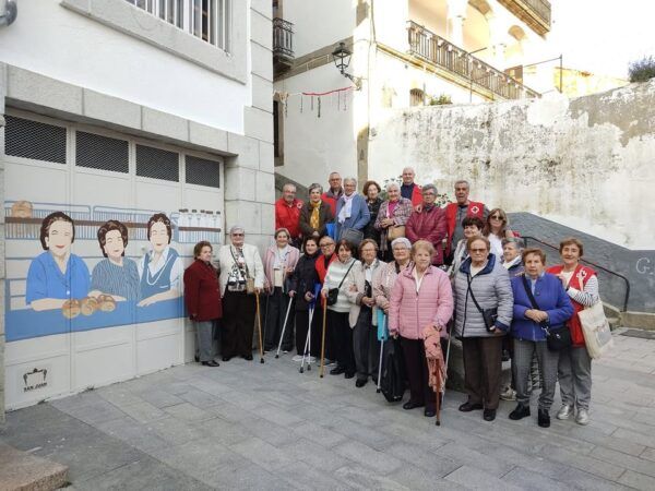 Grupo de mujeres mayores rindiendo homenaje a Manuela Tabernero en San Juan
