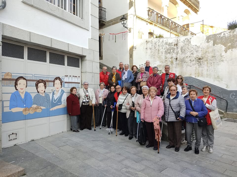 Grupo de mujeres mayores rindiendo homenaje a Manuela Tabernero en San Juan