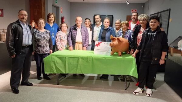 Grupo de personas junto a una hucha solidaria en Guijuelo