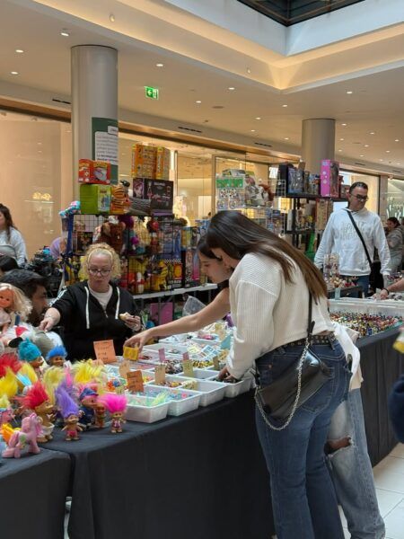 Visitantes explorando juguetes en la III Expo Toy Market en El Tormes