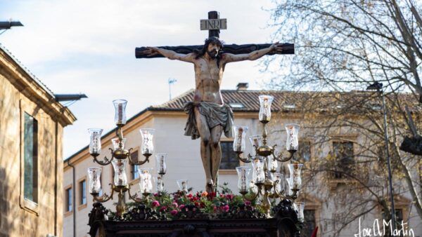 Cristo en la cruz durante la procesión del Domingo de Ramos en Salamanca