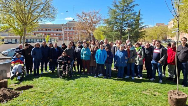 Grupo de personas en la inauguración del Bosque de la Inclusión en Salamanca.