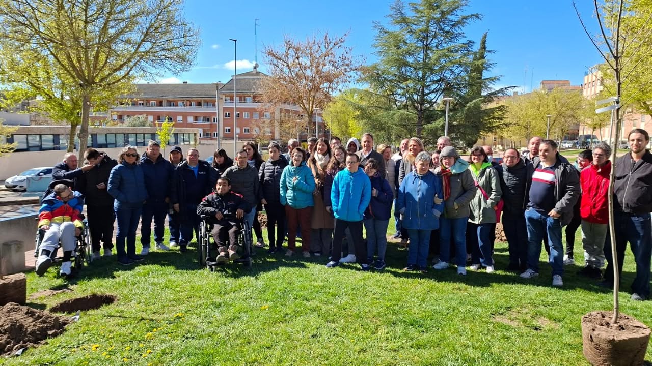 Grupo de personas en la inauguración del Bosque de la Inclusión en Salamanca.