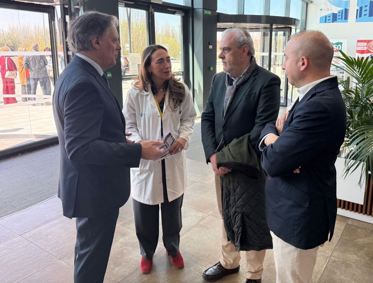 Inauguración de Cápsulas Musicales en el Hospital de Salamanca con varios asistentes.