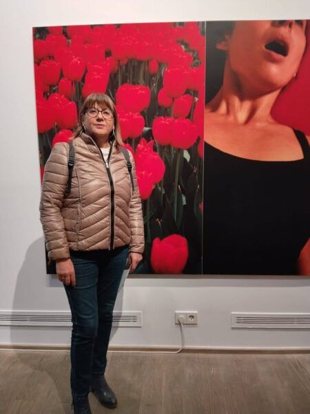 Mujer en la inauguración de una exposición sobre el amor en Salamanca
