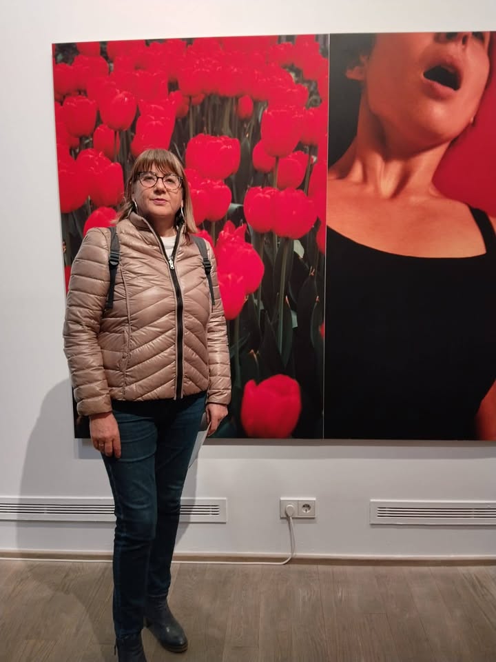 Mujer en la inauguración de una exposición sobre el amor en Salamanca