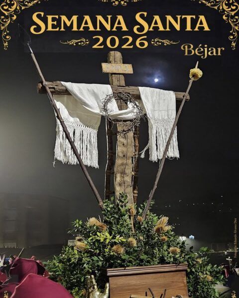 Cruz decorada para la Semana Santa en Béjar con fondo oscuro
