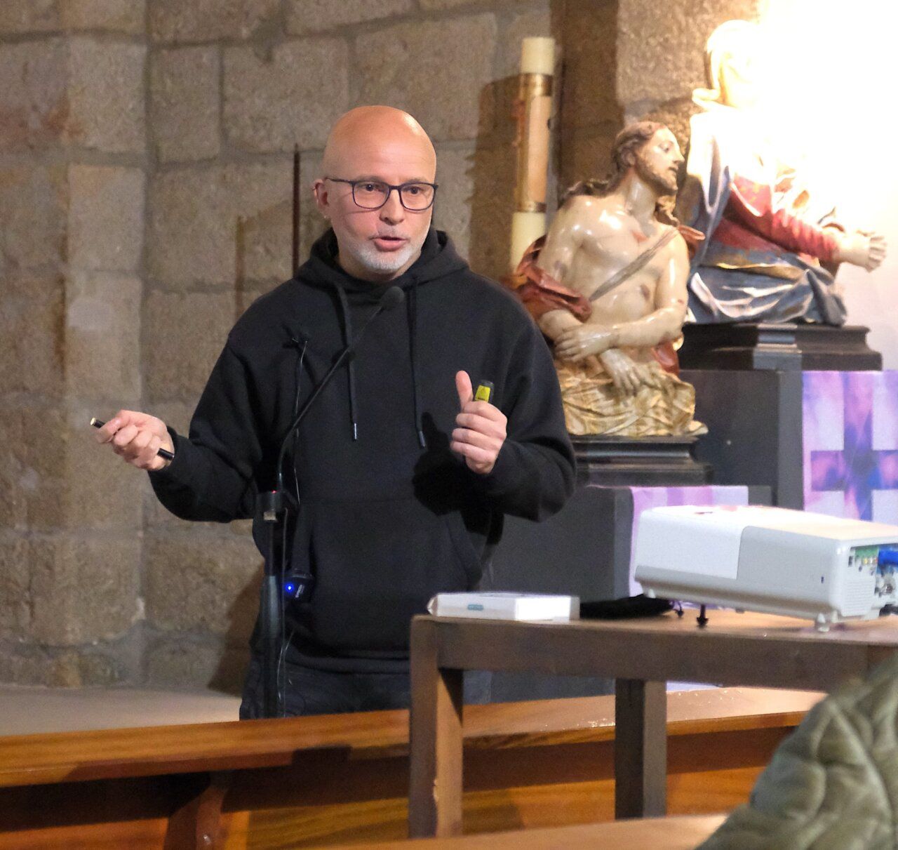 Juan Félix Sánchez Sancho durante su conferencia sobre el Cristo del Amparo